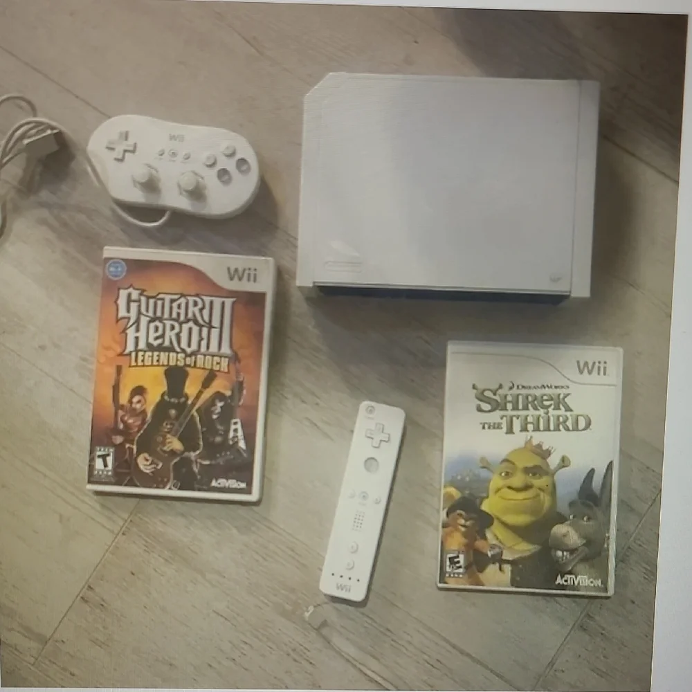 Nintendo Wii Console Bundle - White (2 games gutitar Hero 3 & Shrek the Third)